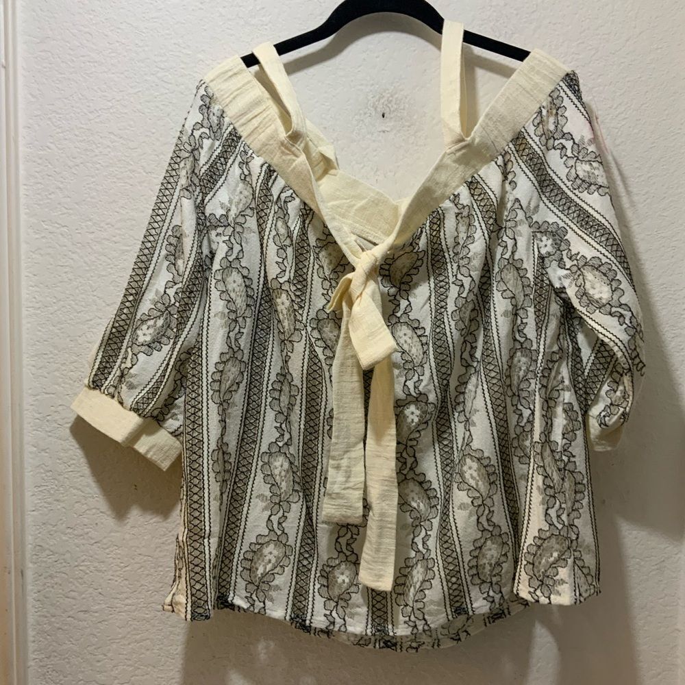 Entro Cold Shoulder Cream black Top Size L